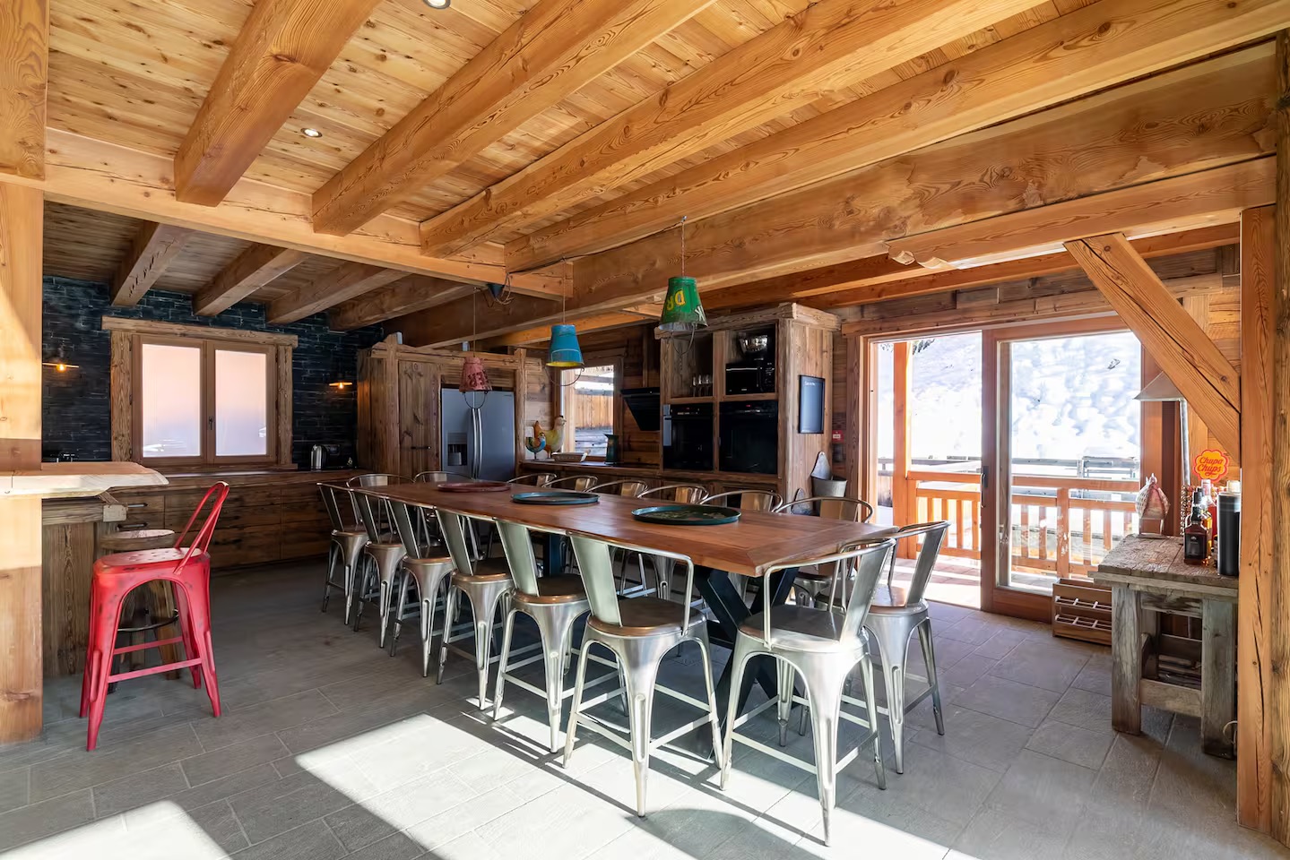 Cuisine équipée et salle à manger