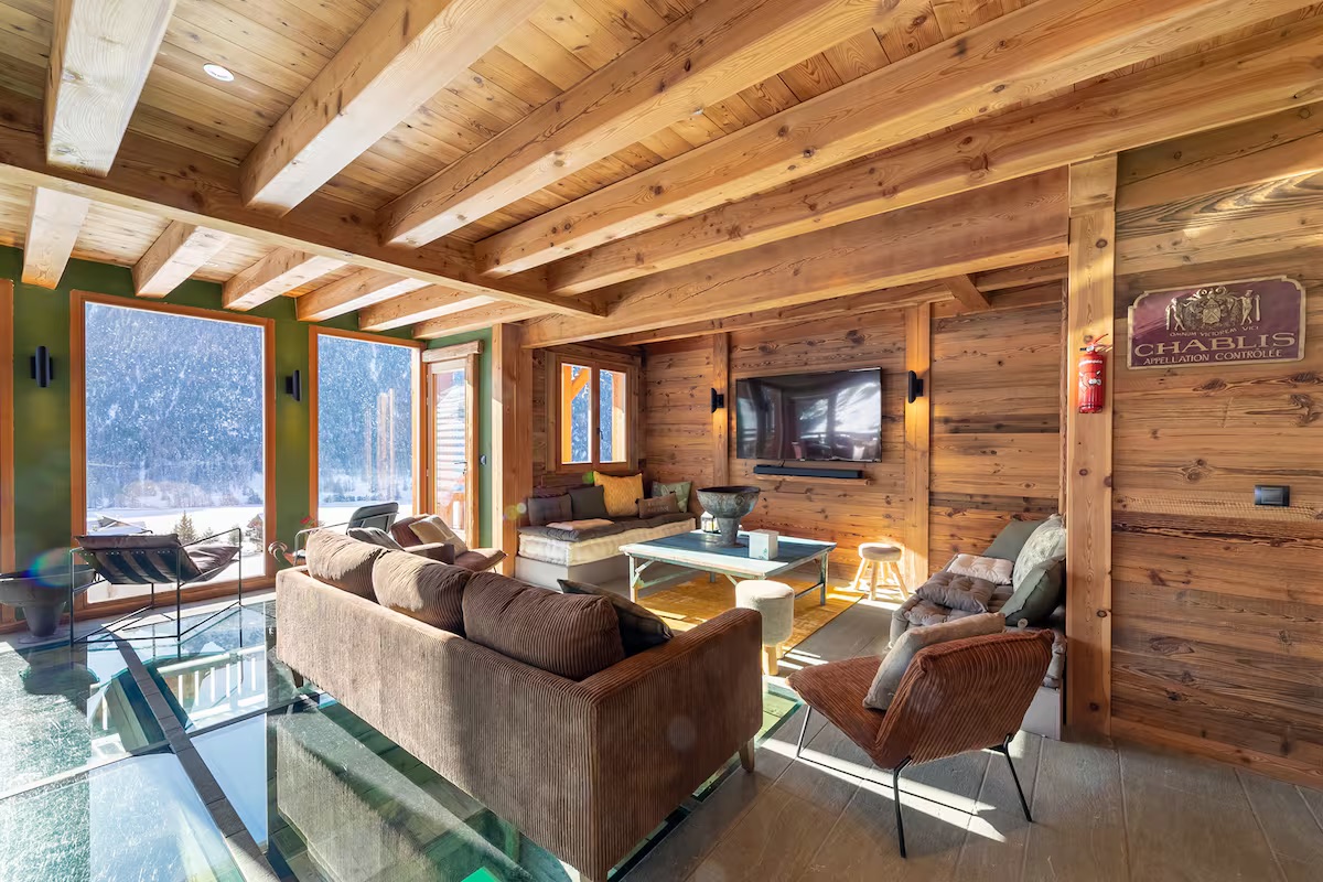 Salon avec vue sur les montagnes